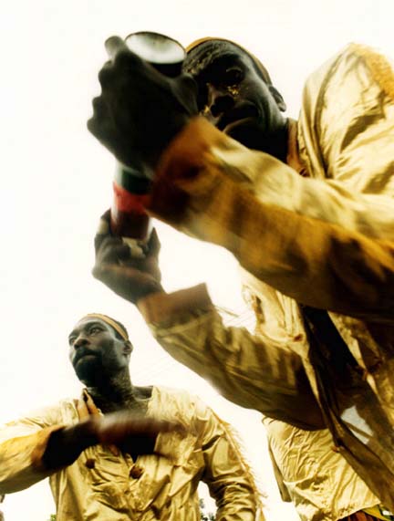 carnaval_negrosdeamarillo.jpg (34268 bytes)