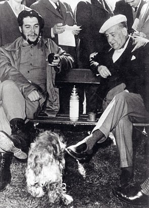 Presidente uruguayo Eduardo Vctor Haedo, cebndole mate al comandante Ernesto Che Guevara