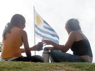 Amigas uruguayas compartiendo el mate, mientras conversan...